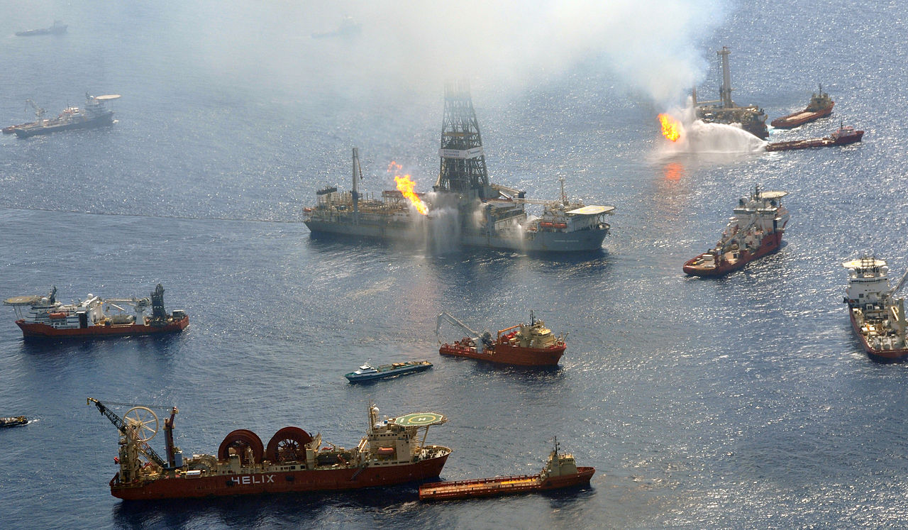 Barcos luchan por extinguir el fuego en Deepwater Horizon